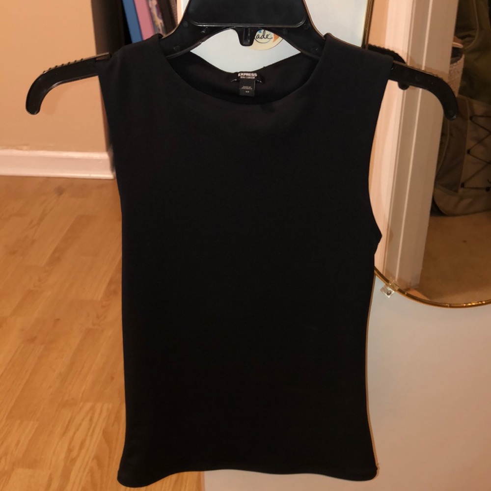Body contour black tank